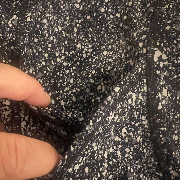 Lululemon Outrun 17" Crop in Splatter White Black Size 4 Full-On Luxtreme - Picture 6 of 10